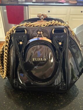RARE FURLA DOUBLE BIG KISSLOCK GOLD & BLACK PATENT LEATHER OMBRÉ BAG! LIKE NEW!